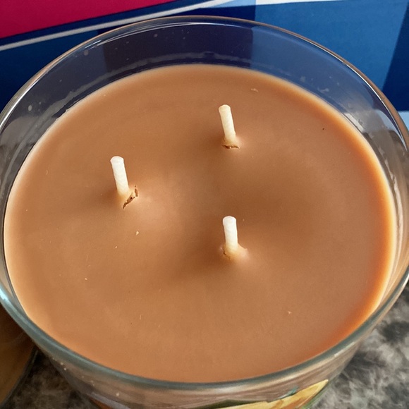 Bath & Body Works 3-Wick candles - Picture 6 of 7